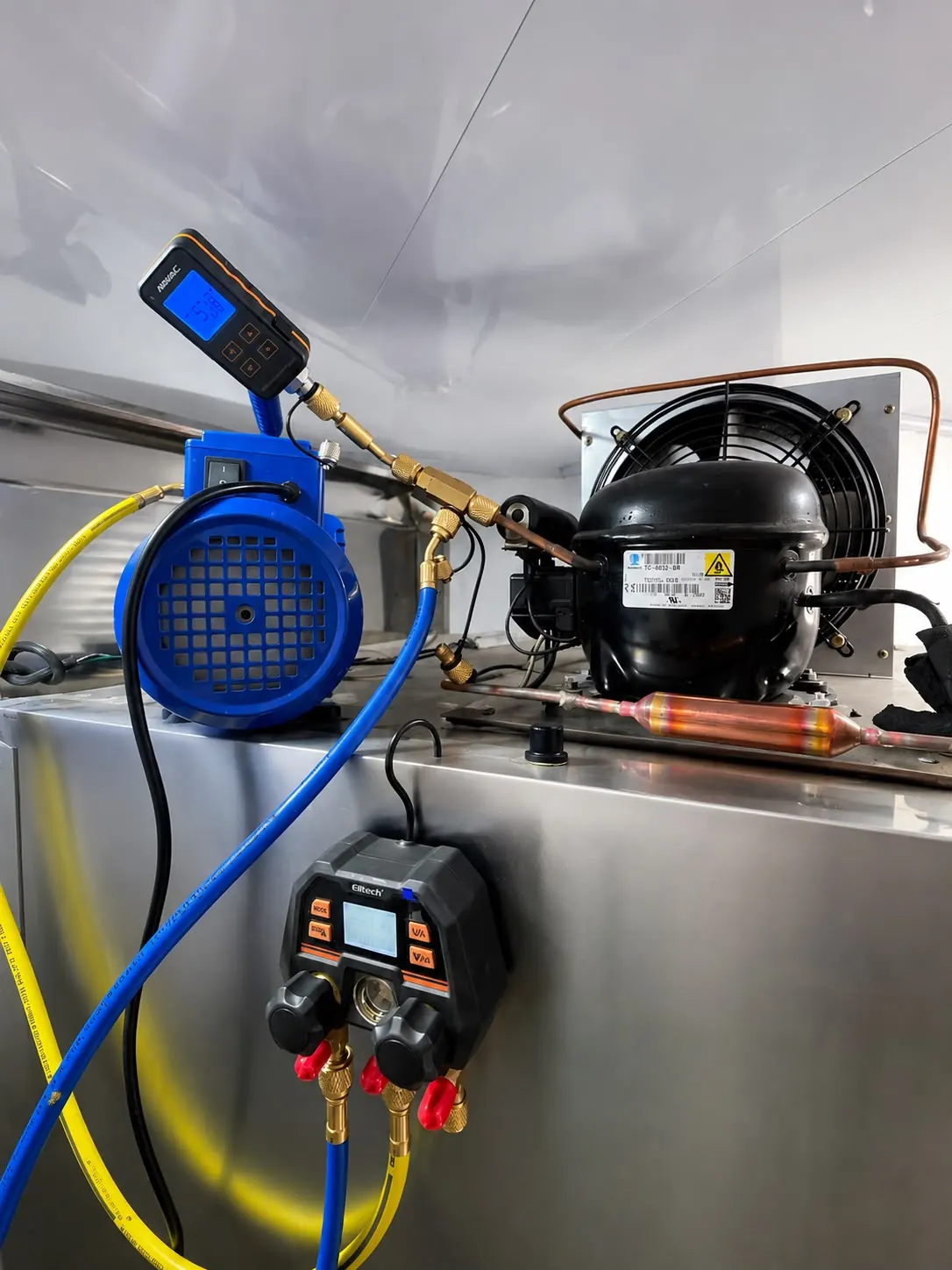 Carga de refrigerante con manómetro digital