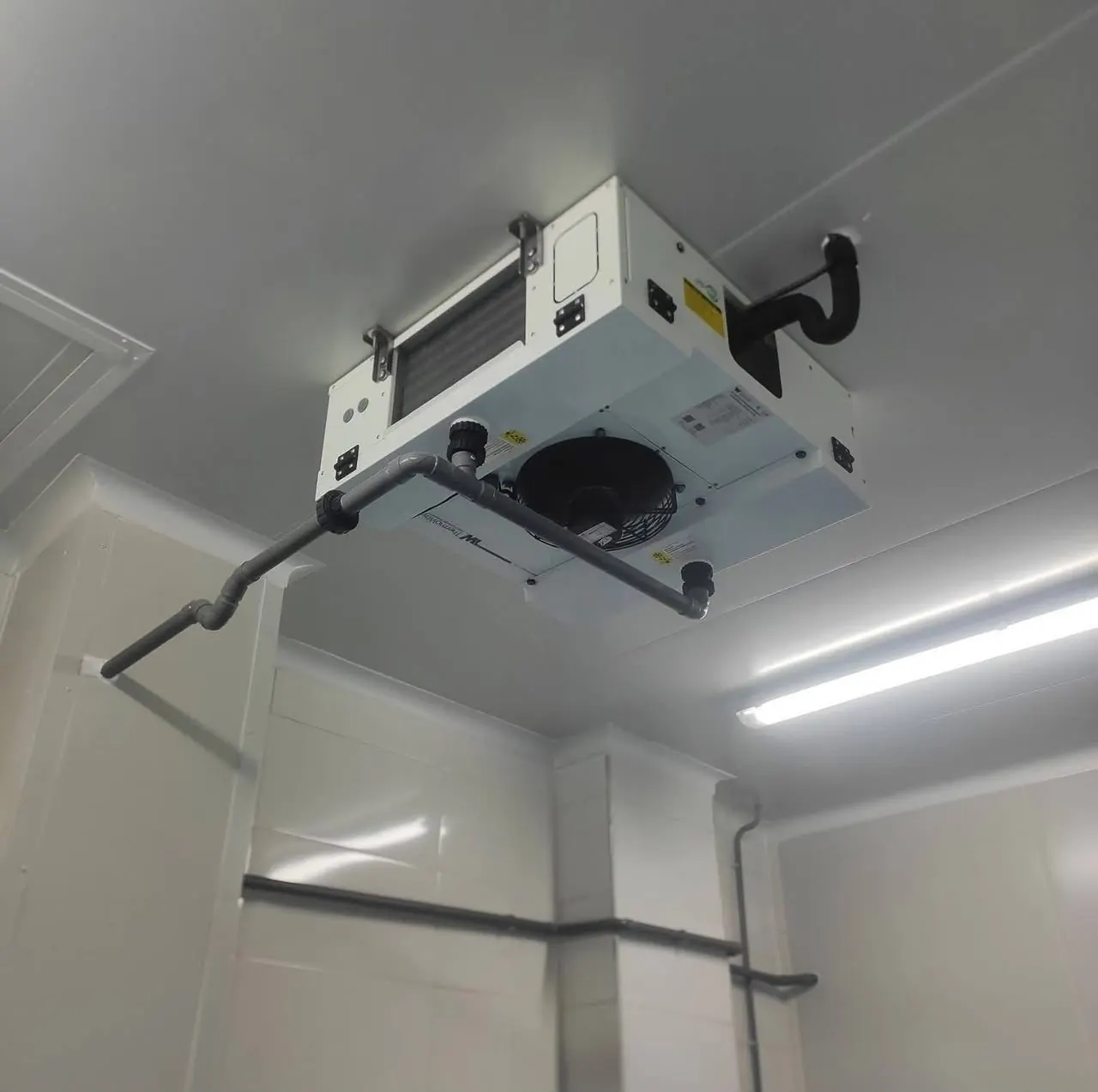 Evaporador en cuarto de conservación